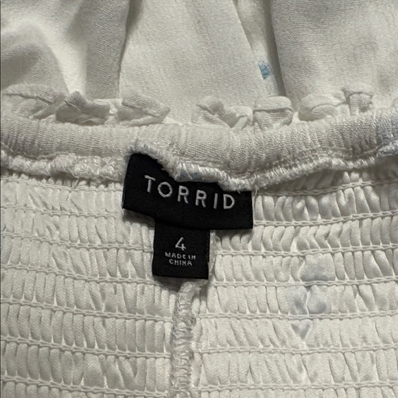 TORRID Smocked Long Sleeve Pullover Blouse in Ditsy Floral White Size 4X - Picture 6 of 7